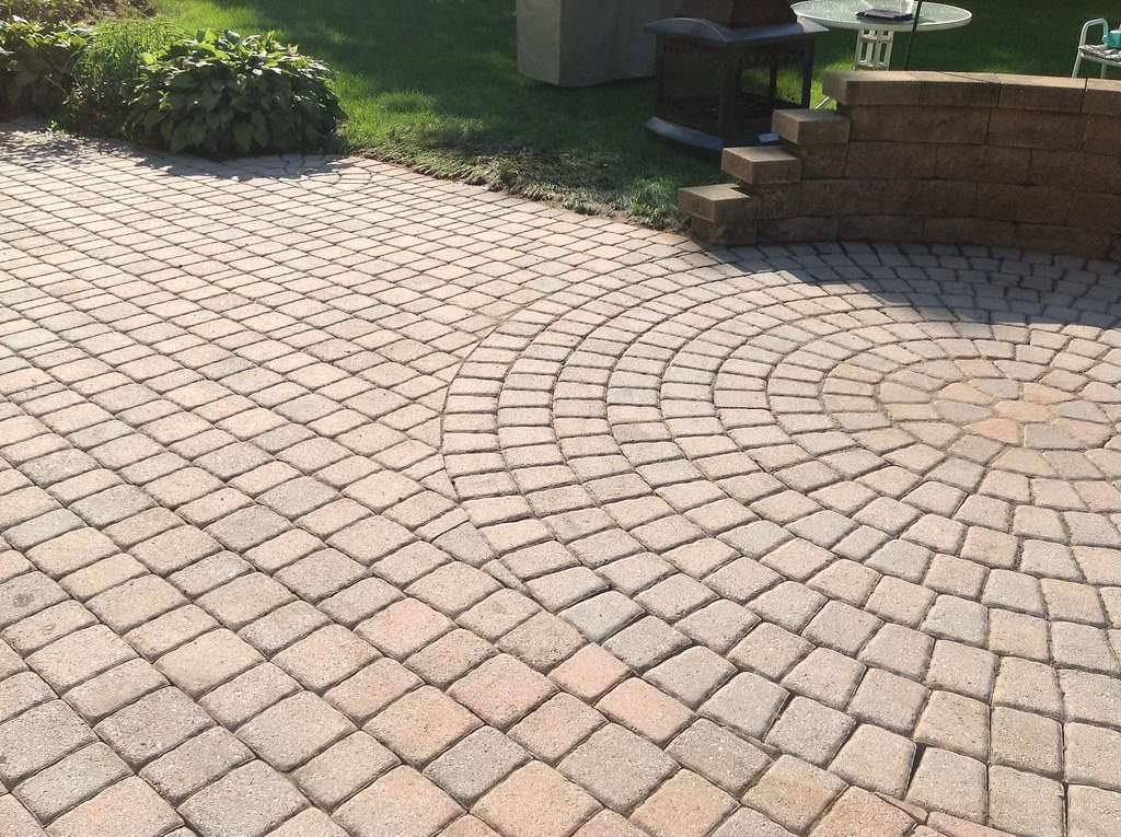 Terrasse en pavés : moitié nettoyée haute pression, moitié encrassée